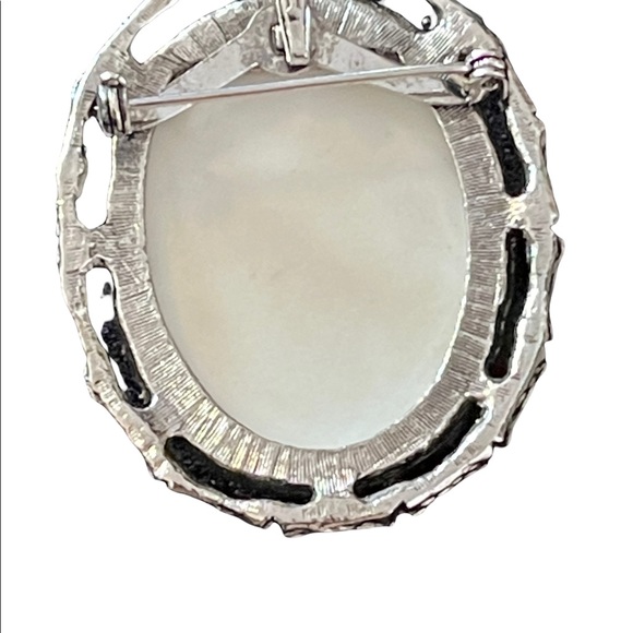 Vintage antiqued silver tone resin silouette cameo pendant brooch - Picture 4 of 4